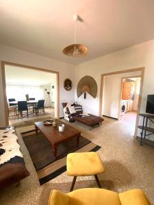 salon z kanapą i stołem w obiekcie Maison de village en granite w mieście Porto-Vecchio