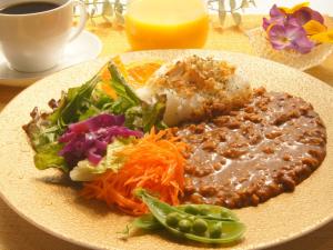 une assiette de nourriture avec des haricots et de la salade sur une table dans l'établissement APA Hotel Asakusa Kaminarimon, à Tokyo