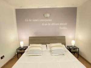 - une chambre avec un grand lit blanc et 2 tables de chevet dans l'établissement Maison Soleil Guest House Gallipoli, à Gallipoli