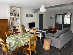 sala de estar con sofá y mesa en ZER GOCHOA, en Cambo-les-Bains