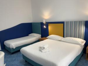 two beds in a room with blue and white at Oasi in Maiori