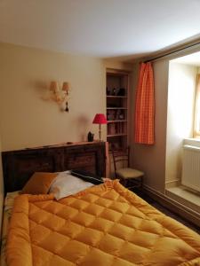 um quarto com uma cama e uma janela em maison immersion hautes alpes em Freissinieres