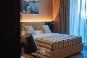 Hotel Puccini tesisinde bir odada yatak veya yataklar