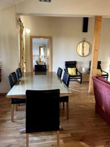 y sala de estar con mesa de comedor y sillas. en Ballyhoura Forest Home, en Ballyorgan