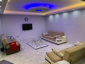 ein Wohnzimmer mit Sofas und einem Flachbild-TV in der Unterkunft Can’s Homes in Kusadası