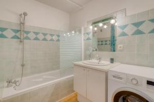 博尔马斯·莱斯·米默萨斯Bel appartement classé 3 étoiles的一间带水槽和洗衣机的浴室 更多19张照片