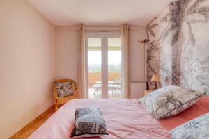 una camera con un grande letto e un balcone di Bel appartement classé 3 étoiles a Bormes-les-Mimosas