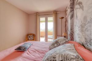 Łóżko lub łóżka w pokoju w obiekcie Bel appartement classé 3 étoiles