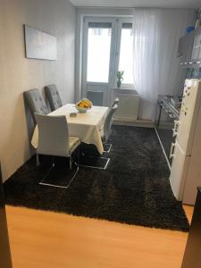 une salle à manger avec une table et des chaises blanches dans l'établissement Ferienwohnung mit Whrpool, à Coblence