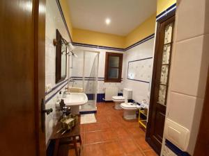 baño con 2 aseos, lavamanos y lavamanos en CASA RURAL ALHAMBRA RUIDERA, en Alhambra