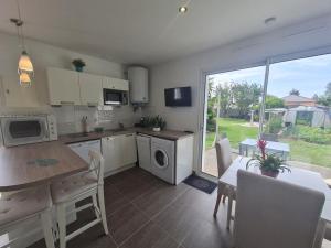 Kuchyňa alebo kuchynka v ubytovaní JOLIE MAISON CHEMIN DES VIGNES