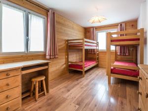 um quarto com 2 beliches e uma secretária em Appartement La Clusaz, 4 pièces, 8 personnes - FR-1-437-34 em La Clusaz