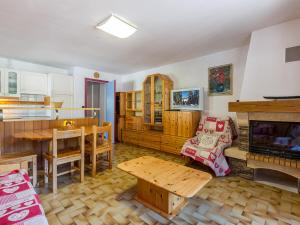 a living room with a table and a fireplace at Appartement cosy, proche pistes et centre, 3 pièces, 6 pers, cheminée, balcon, parking - FR-1-437-53 in La Clusaz