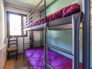 a room with two bunk beds and a window at Appartement cosy, proche pistes et centre, 3 pièces, 6 pers, cheminée, balcon, parking - FR-1-437-53 in La Clusaz