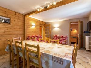 Un comedor con mesa y sillas en Appartement 3 chambres au centre de La Clusaz, à 100m des pistes, proche cours de ski. WIFI inclus - FR-1-437-4, en La Clusaz