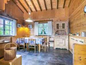 Nhà bếp/bếp nhỏ tại Chalet indépendant près des pistes, 3 chambres, WIFI, parking, belle exposition - FR-1-437-33
