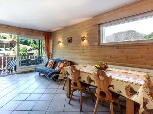 een woonkamer met een tafel en een bank bij Appartement La Clusaz, 3 pièces, 6 personnes - FR-1-437-40 in La Clusaz