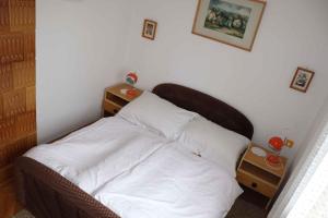 Posteľ alebo postele v izbe v ubytovaní Holiday home Vonyarcvashegy/Balaton 20304