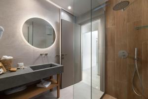 een badkamer met wastafel en douche bij Stylish Rhodes Apartment with Prime Location - L & C City Escape in Rhodos-stad +6 foto's