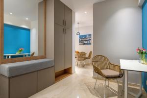 een woonkamer met een tafel en stoelen in een kamer bij Stylish Rhodes Apartment with Prime Location - L & C City Escape in Rhodos-stad