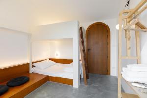 1 dormitorio con litera y escalera en Grow home -Stay and space, Self check-in, en Chiang Rai