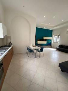 a kitchen and living room with a table and chairs at Holiday House Duomo 202 in Naples