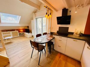 Kuchyňa alebo kuchynka v ubytovaní Charmant appartement idéalement situé