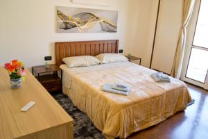 een slaapkamer met een bed met twee handdoeken erop bij Casa Fiume in Mantova