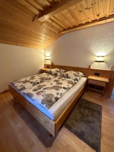Ένα ή περισσότερα κρεβάτια σε δωμάτιο στο Ferienwohnung Haus Reindl