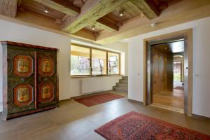 een kamer met een deur, een tapijt en een hal bij Appartementhaus Spiegl by Travel Partner in Ellmau