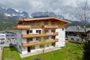 エルマウにあるAppartementhaus Spiegl by Travel Partnerのバルコニー付きの大きな建物