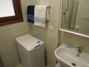 a small bathroom with a toilet and a sink at Asteria Venetian Suite in Venice