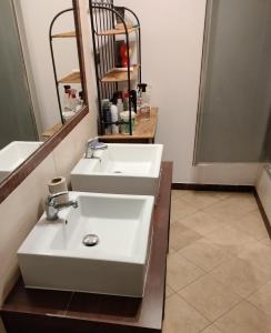 La salle de bains est pourvue d'un lavabo blanc et d'un miroir. dans l'établissement Urocze studia w Łomiankach, 1- z sauną i tarasem, 2- z kominkiem, 3- ekonomiczne, 7km metro Młociny Warszawa, à Łomianki