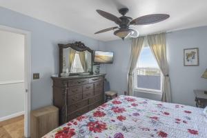 A bed or beds in a room at Beach Front 18th Flr, Best Ocean View, New Upgrades