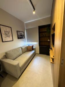 uma sala de estar com um sofá em um cômodo em Flat em Brasília - Moderno e equipado em Brasília