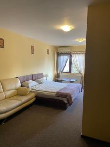 1 dormitorio con 1 cama y 1 sofá en La o Barfa en Ploieşti