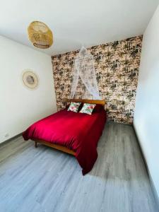 1 dormitorio con 1 cama roja en una habitación en Duplex 100m2, 3 Chambres, Centre, Garage, en Valenciennes
