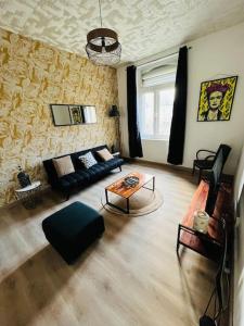 - un salon avec un canapé et une table dans l'établissement Duplex 100m2, 3 Chambres, Centre, Garage, à Valenciennes