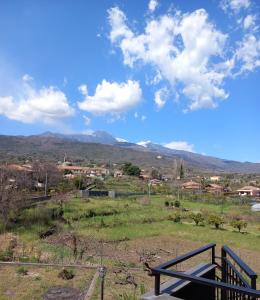 una vista sulle montagne dal balcone di una casa di Etna Green House a Zafferana Etnea