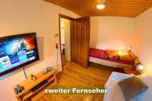 TV a/nebo společenská místnost v ubytování Wohlfühl-Ferienwohnung 80 qm, 8 Personen, Aussicht & Heimkino