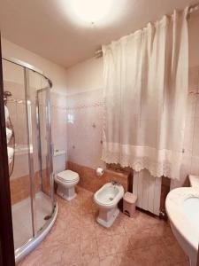 y baño con ducha, aseo y lavamanos. en La Casa di Margot en Forte dei Marmi
