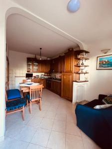 a living room with a table and a kitchen at La Casa di Margot in Forte dei Marmi