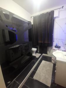 uma casa de banho com um chuveiro preto e um WC. em Casa San Paolo em Montesilvano