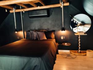 um quarto com uma cama e um espelho na parede em Pousada Lua de Charme em Canoa Quebrada