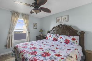 A bed or beds in a room at Beach Front 18th Flr, Best Ocean View, New Upgrades