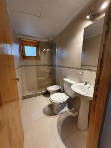 La salle de bains est pourvue de toilettes et d'un lavabo. dans l'établissement Alquiler cabañas Posada del Angel en Valle Grande, à San Rafael