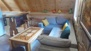 ein Wohnzimmer mit einem blauen Sofa und einem Tisch in der Unterkunft Vila Verusa 2 in Podgorica