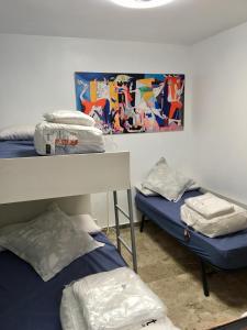Habitación con 2 camas y una pintura en la pared. en RUIDERA HOLIDAY en Ruidera