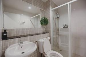 a bathroom with a toilet and a sink and a shower at Minimal Cozy Room near Chatuchak Weekend Market #1 in Bangkok +4 photos