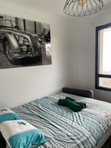 1 dormitorio con 1 cama con una foto de un coche en la pared en Appartement d'exception - Vue panoramique sur lac, en Évian-les-Bains